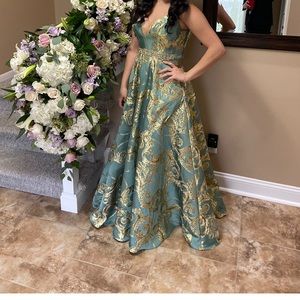 Gorgeous ballgown with pockets